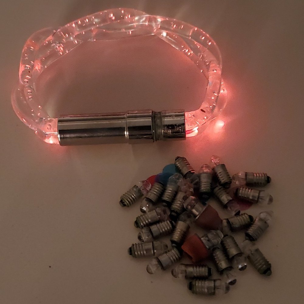TRUE VINTAGE LUCITE BRACELET THAT LIGHTS UP